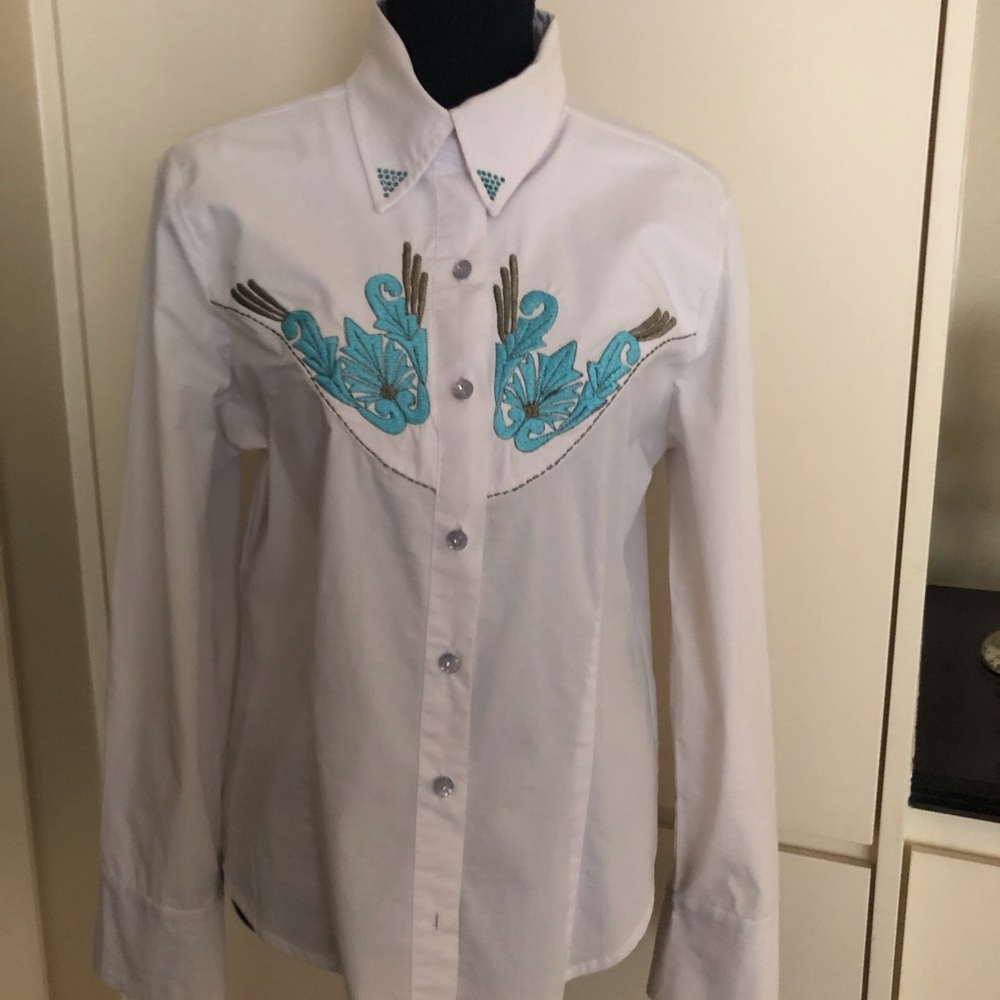 Go west(ern)! Ladies Western style shirt /embroidered design. EUC